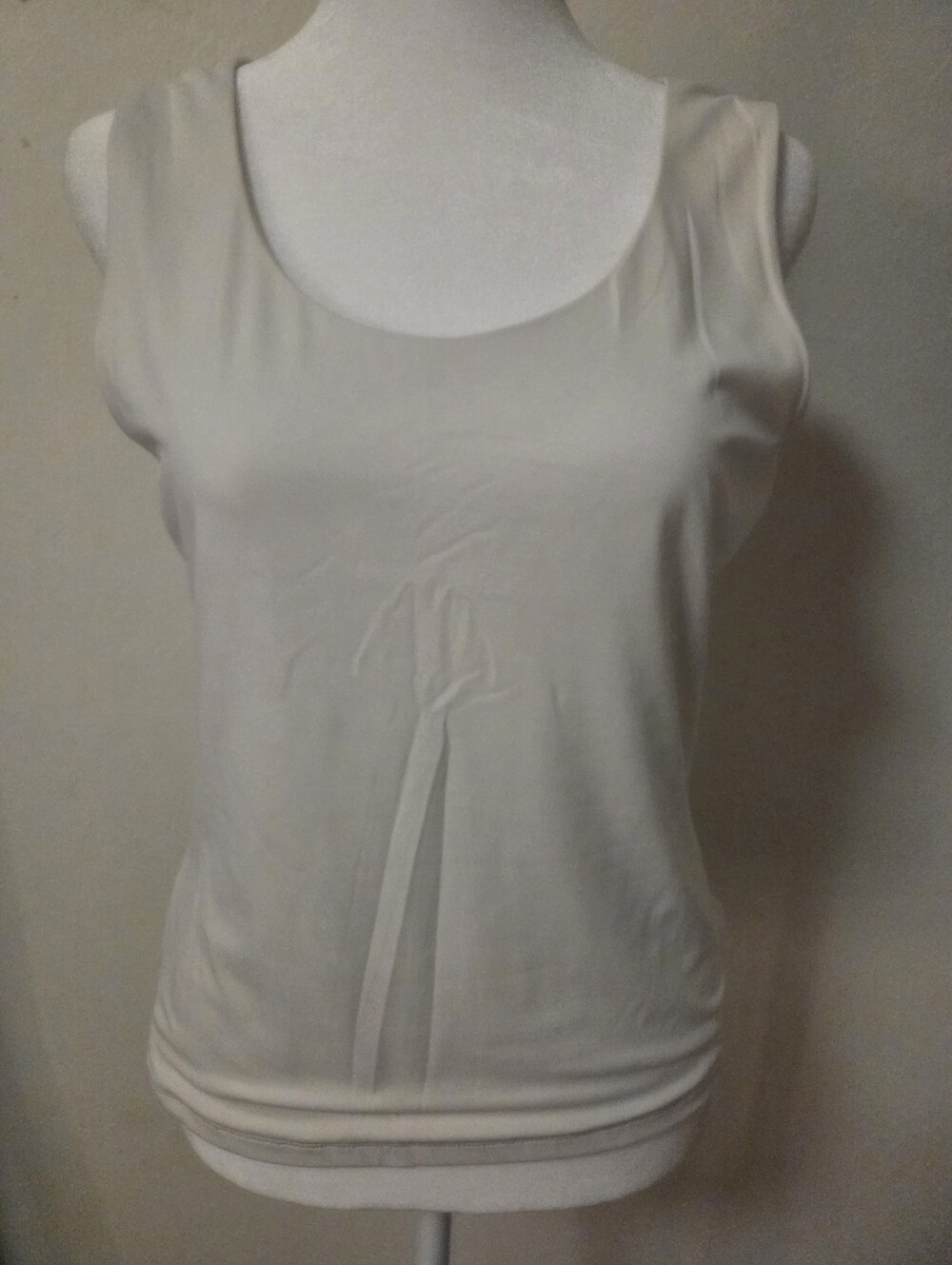 Tahari Cream Sleeveless Scoop Neck Tank